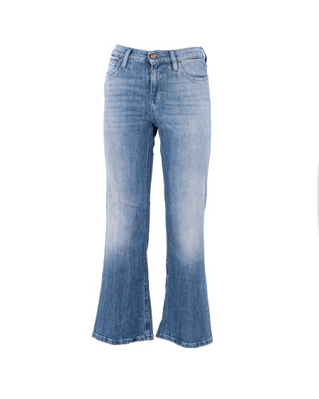 Shop DON THE FULLER  Jeans: Don The Fuller denim "Belle".
Slim fit.
Lavaggio blu medio chiaro.
Taglio accorciato e leggermente a zampa.
Zip, bottone oro, salpa in pelle rosa, pallino rosa.
Composizione: 98% cotone organico 2% elastan riciclato.
Made in Italy.. BELLE DTF-D